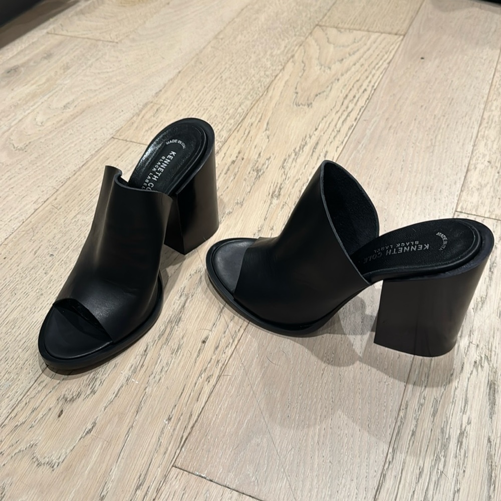 Brand new Kenneth Cole black label leather block open toe mules 9